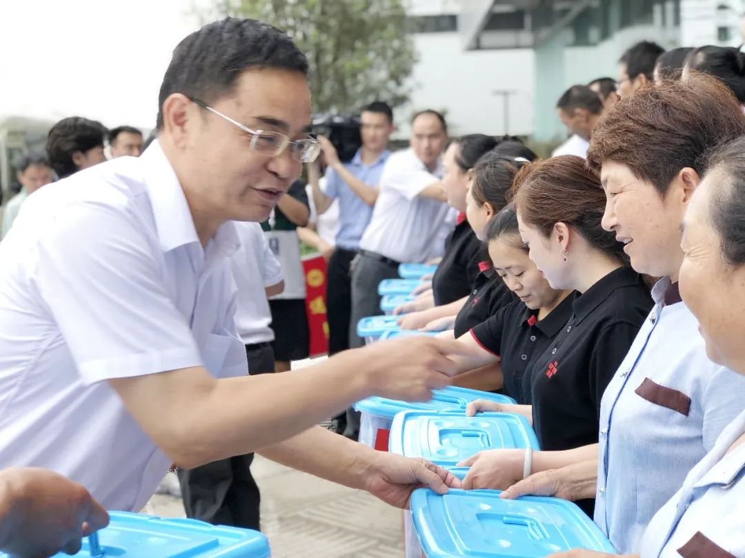 省總工會黨組書記、副主席胥純向職工發(fā)放慰問